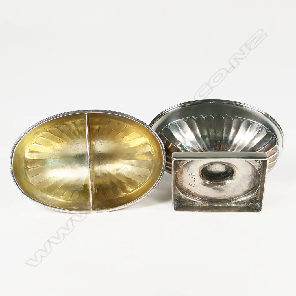 A pair of George III silver salts, Image 1++