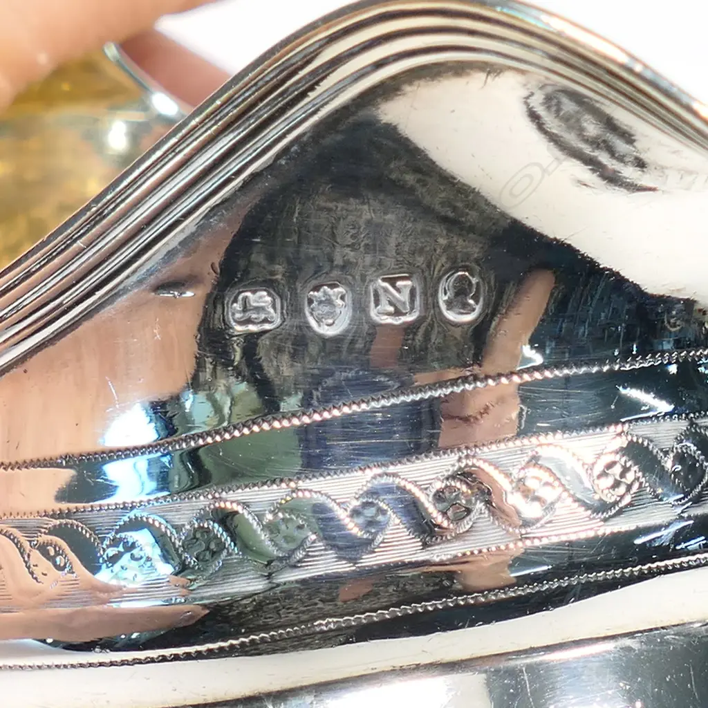 A pair of George III silver sugar bowl and cream jug, Image 1++