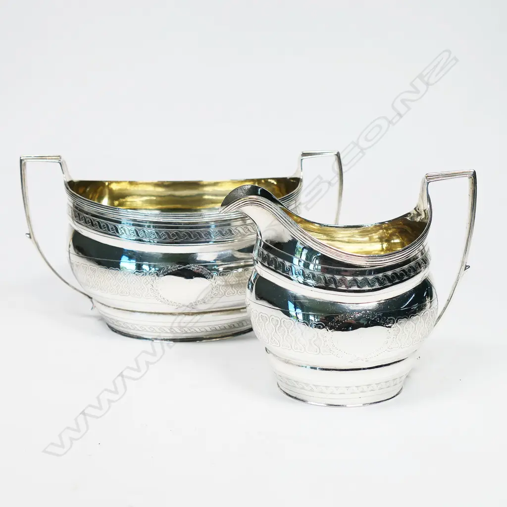 A pair of George III silver sugar bowl and cream jug, Image 1++