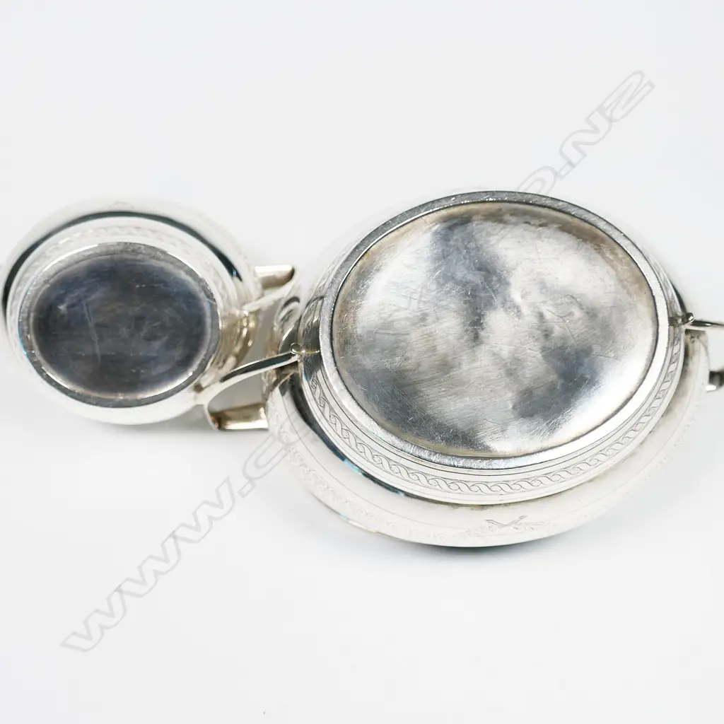 A pair of George III silver sugar bowl and cream jug, Image 1++