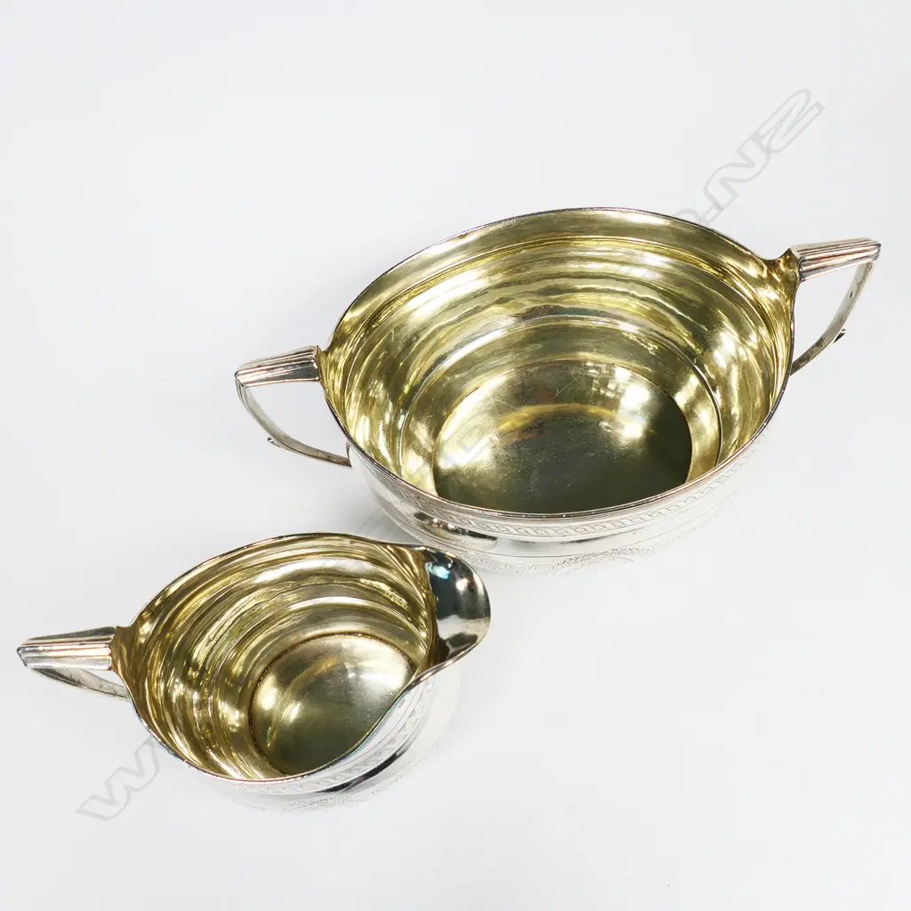 A pair of George III silver sugar bowl and cream jug, Image 1++