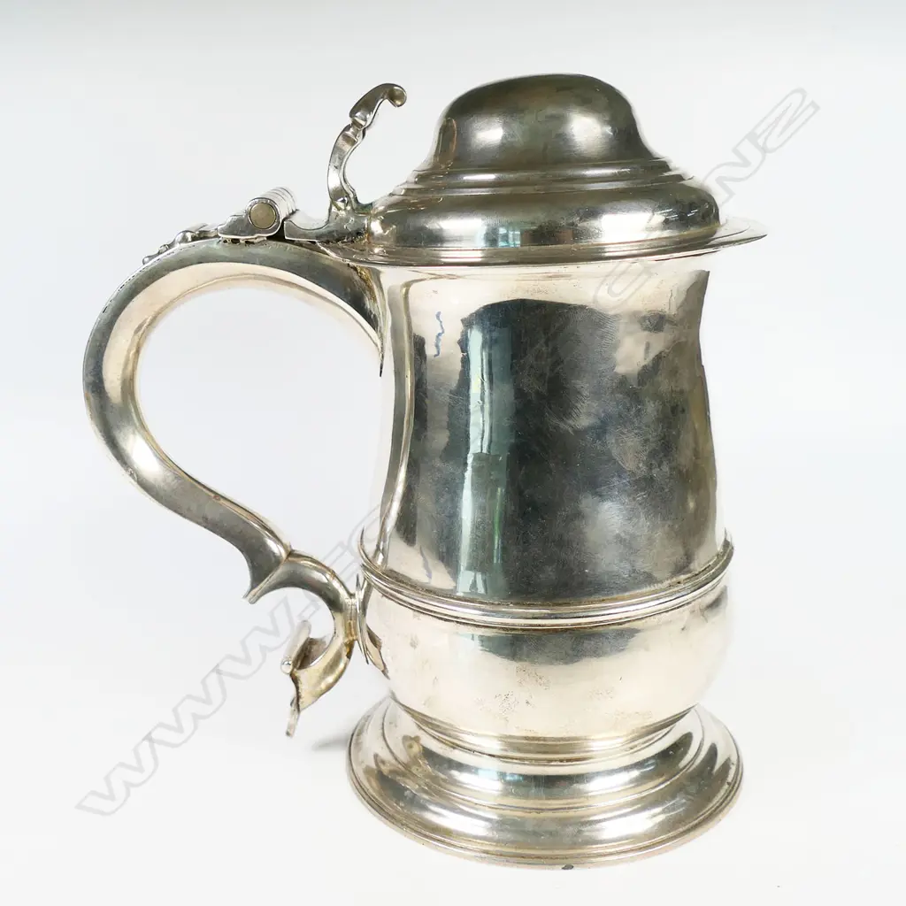 A George II silver baluster pouring tankard, Image 1++