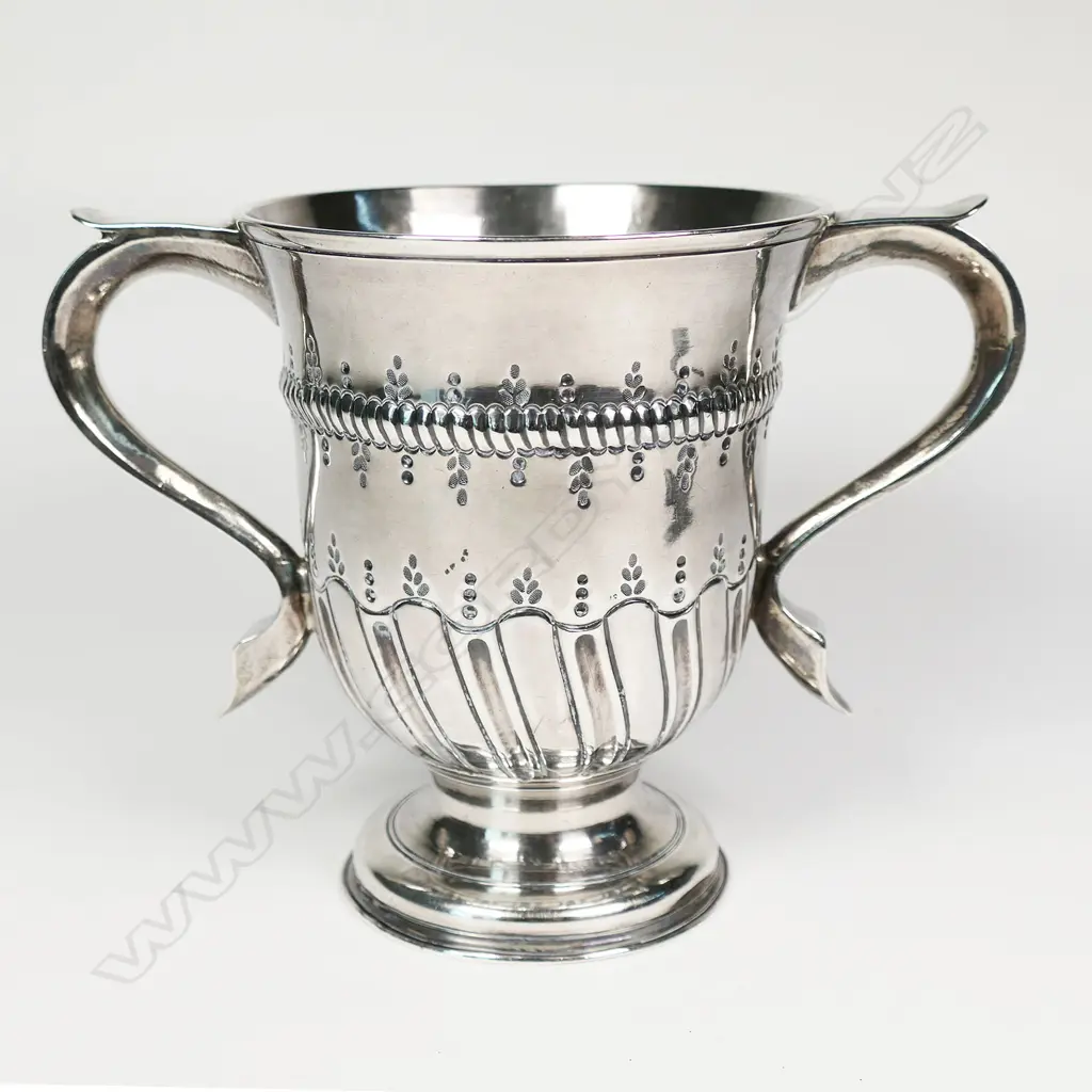A George III silver loving cup, Image 1++