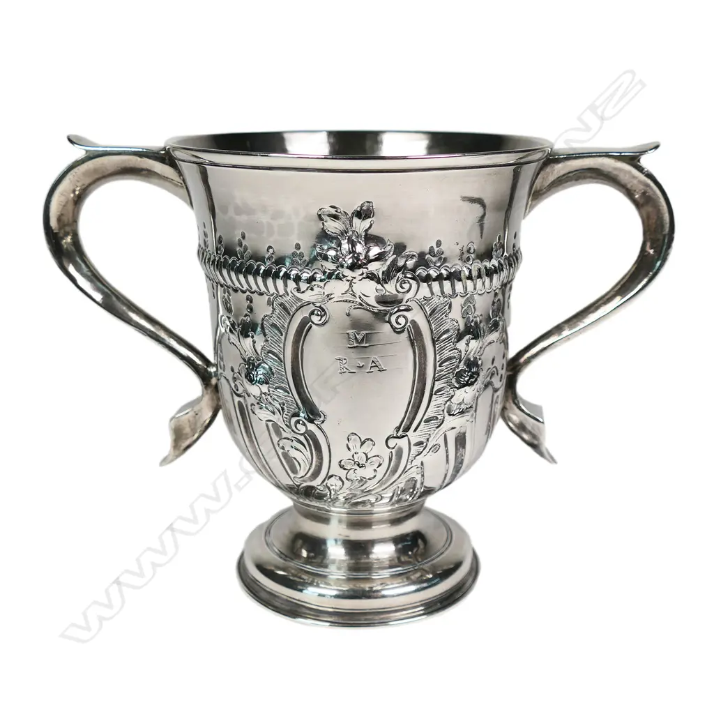 A George III silver loving cup, Image 1++
