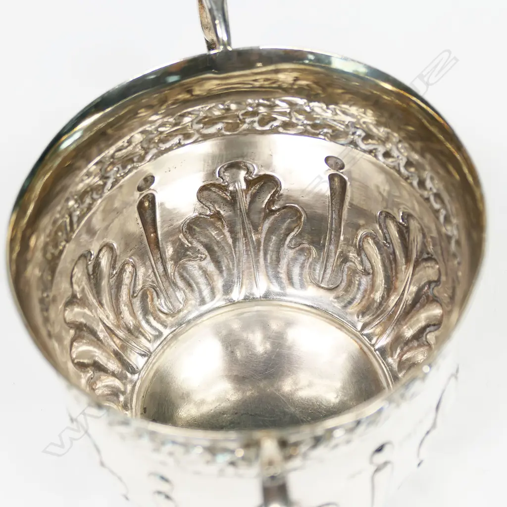 A Victorian silver porringer, Image 1++