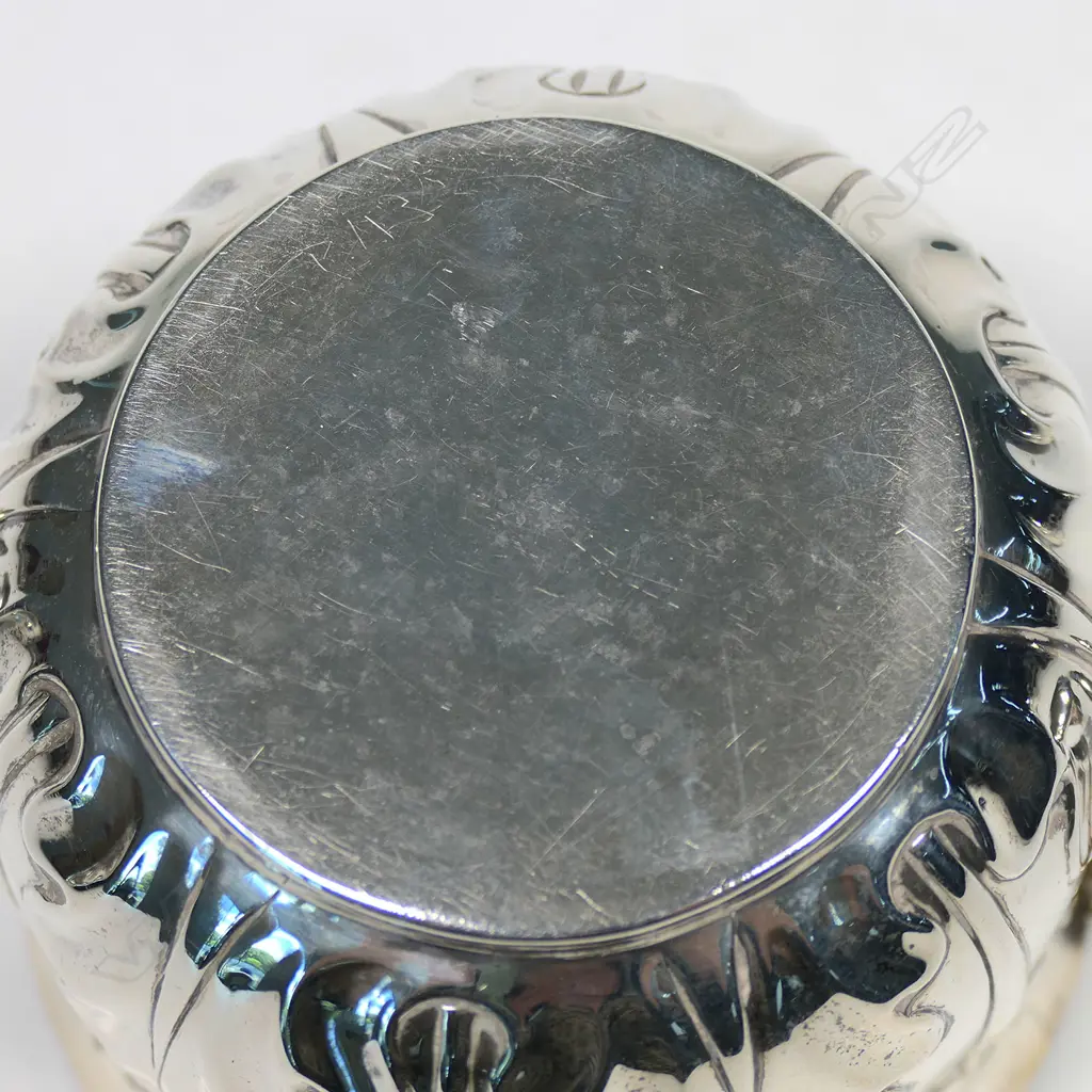 A Victorian silver porringer, Image 1++