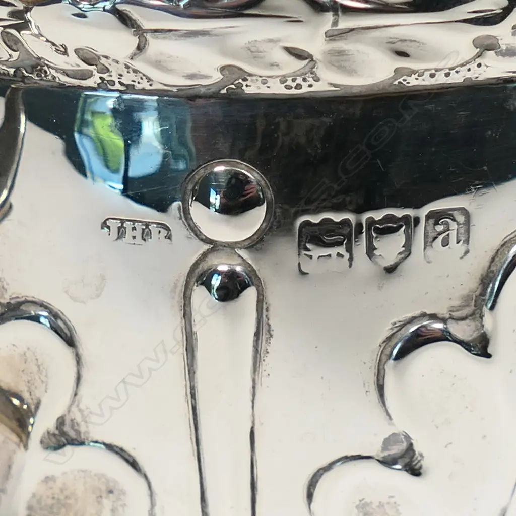 A Victorian silver porringer, Image 1++