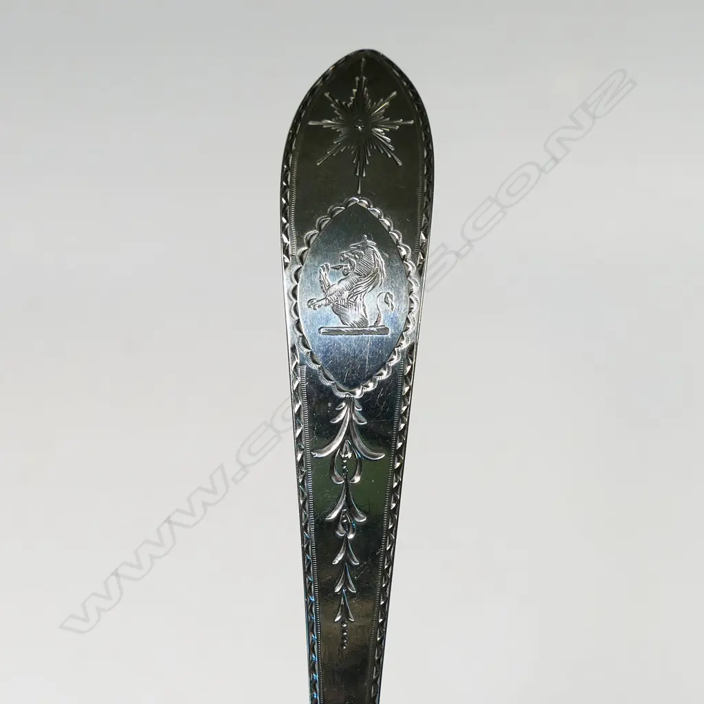 A Victorian silver porringer, Image 1++