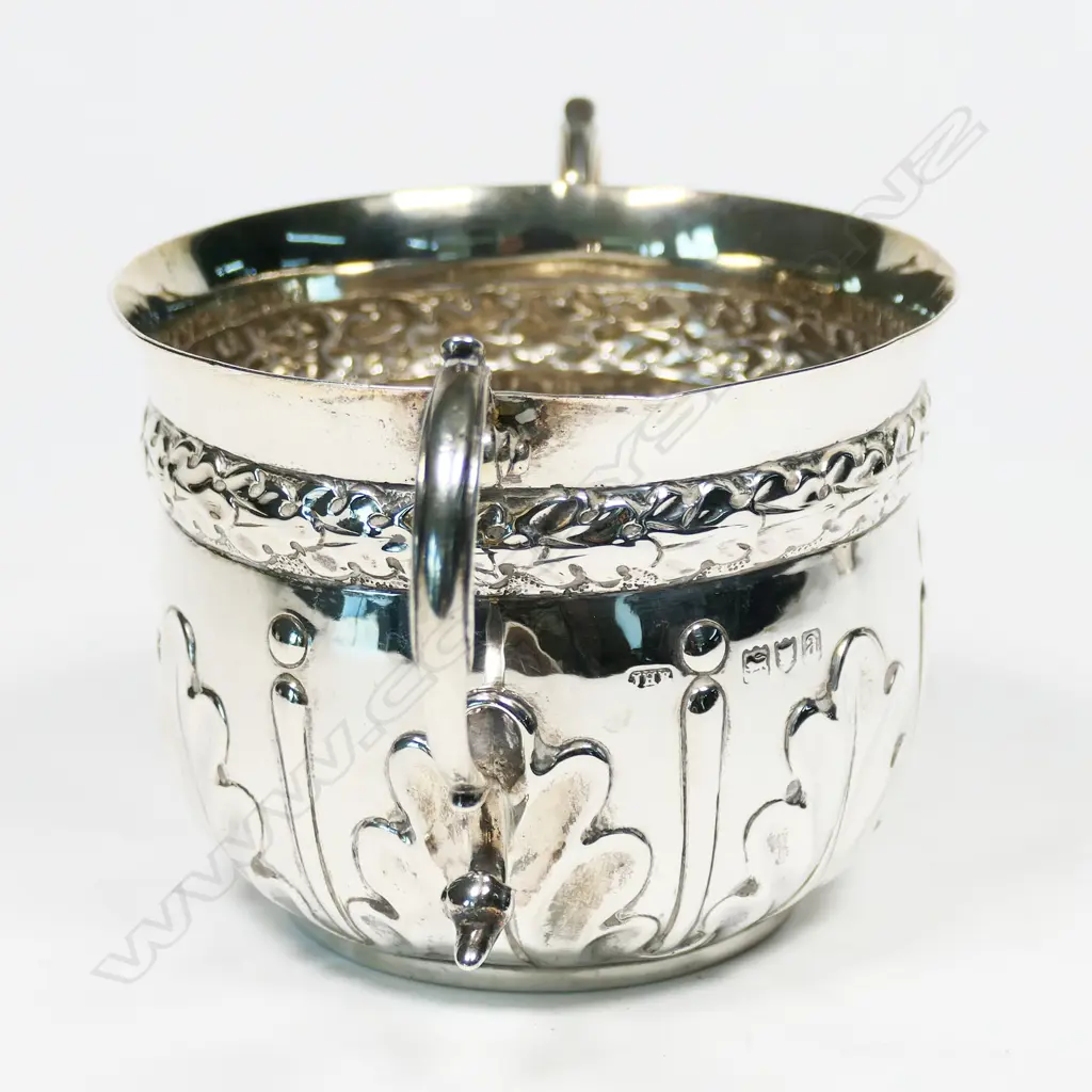 A Victorian silver porringer, Image 1++