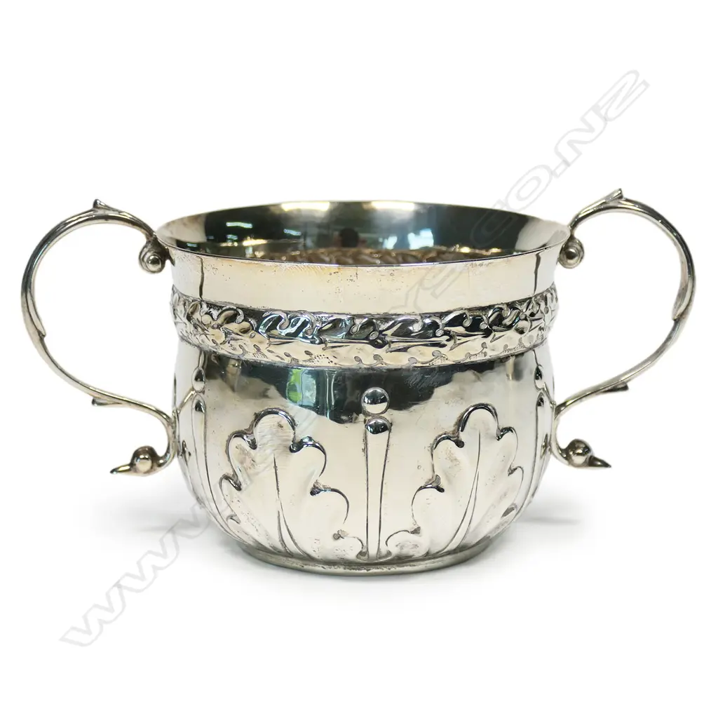 A Victorian silver porringer, Image 1++