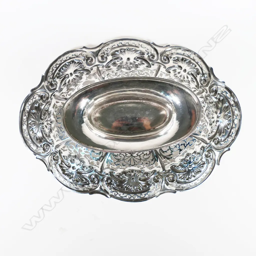 An Edwardian silver fancy oval pedestal dish, Image 1++