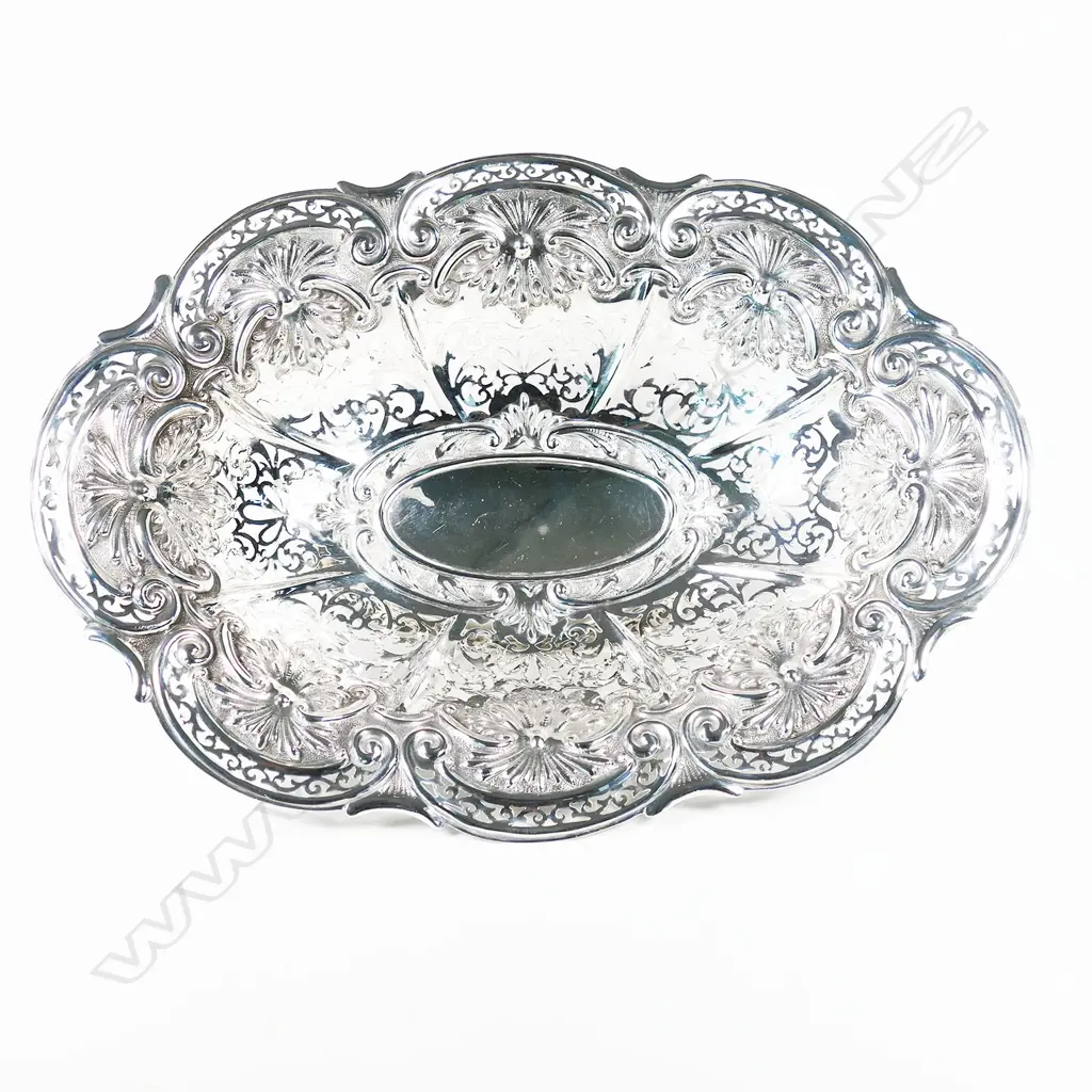 An Edwardian silver fancy oval pedestal dish, Image 1++