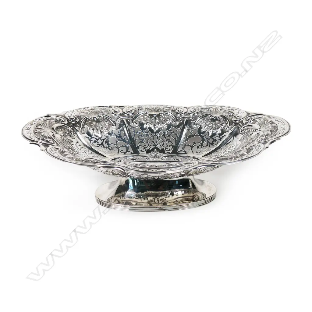 An Edwardian silver fancy oval pedestal dish, Image 1++