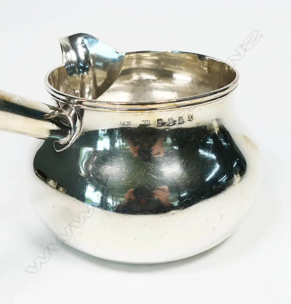 An impressive extra-large George III Irish silver brandy warmer, Image 1++