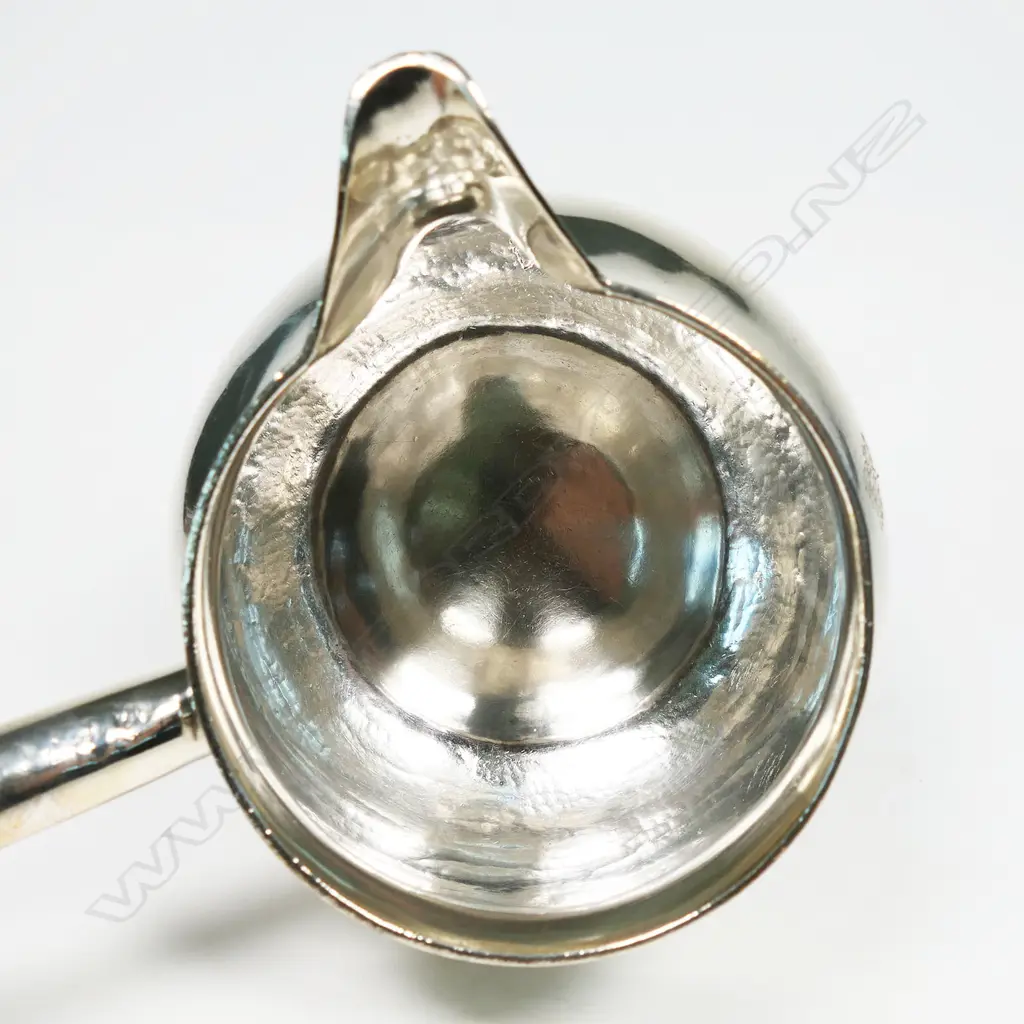 An impressive extra-large George III Irish silver brandy warmer, Image 1++