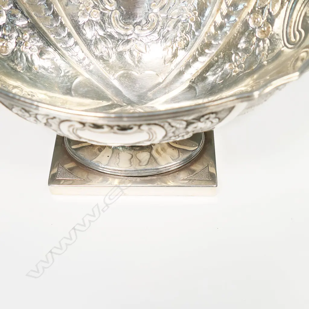 A pair of George III silver lidded pedestal sauce tureens, Image 1++
