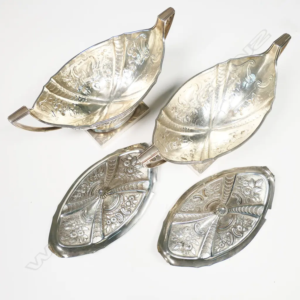 A pair of George III silver lidded pedestal sauce tureens, Image 1++