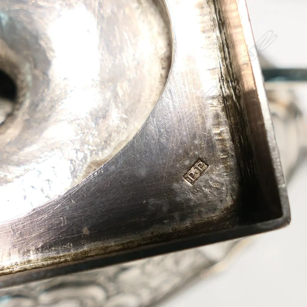 A pair of George III silver lidded pedestal sauce tureens, Image 1++