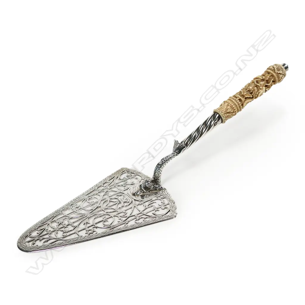 A George III silver fish server, Image 1++