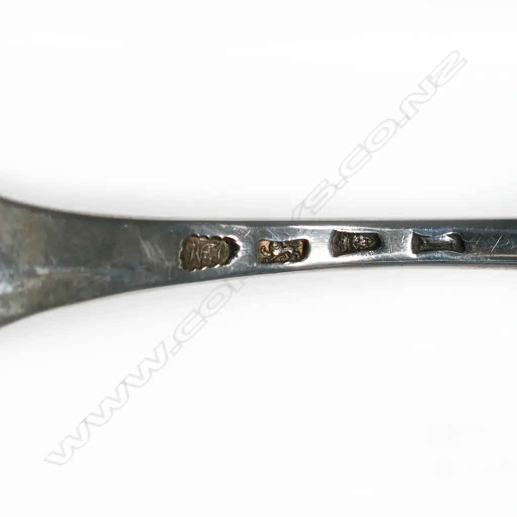 An 18thC silver soup ladle, Image 1++