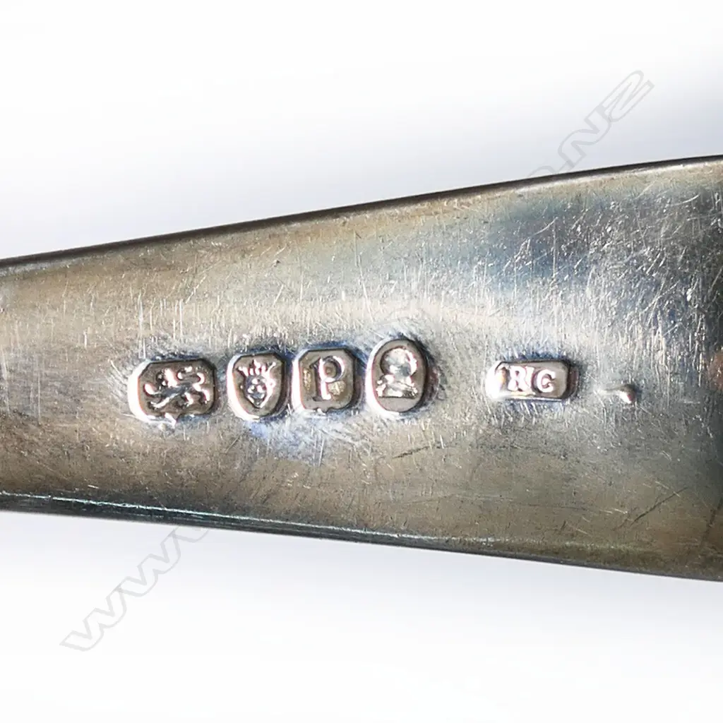 A pair of George III silver pie spoons, Image 1++