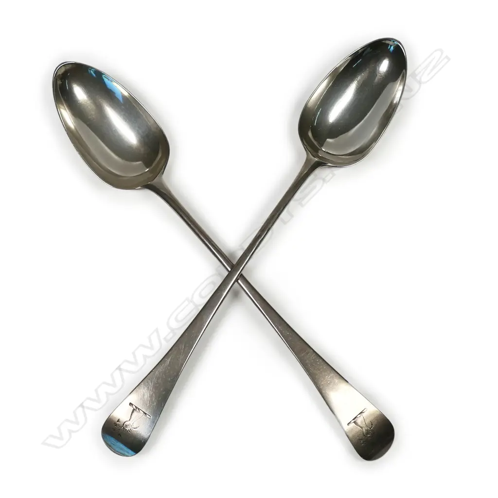 A pair of George III silver pie spoons, Image 1++
