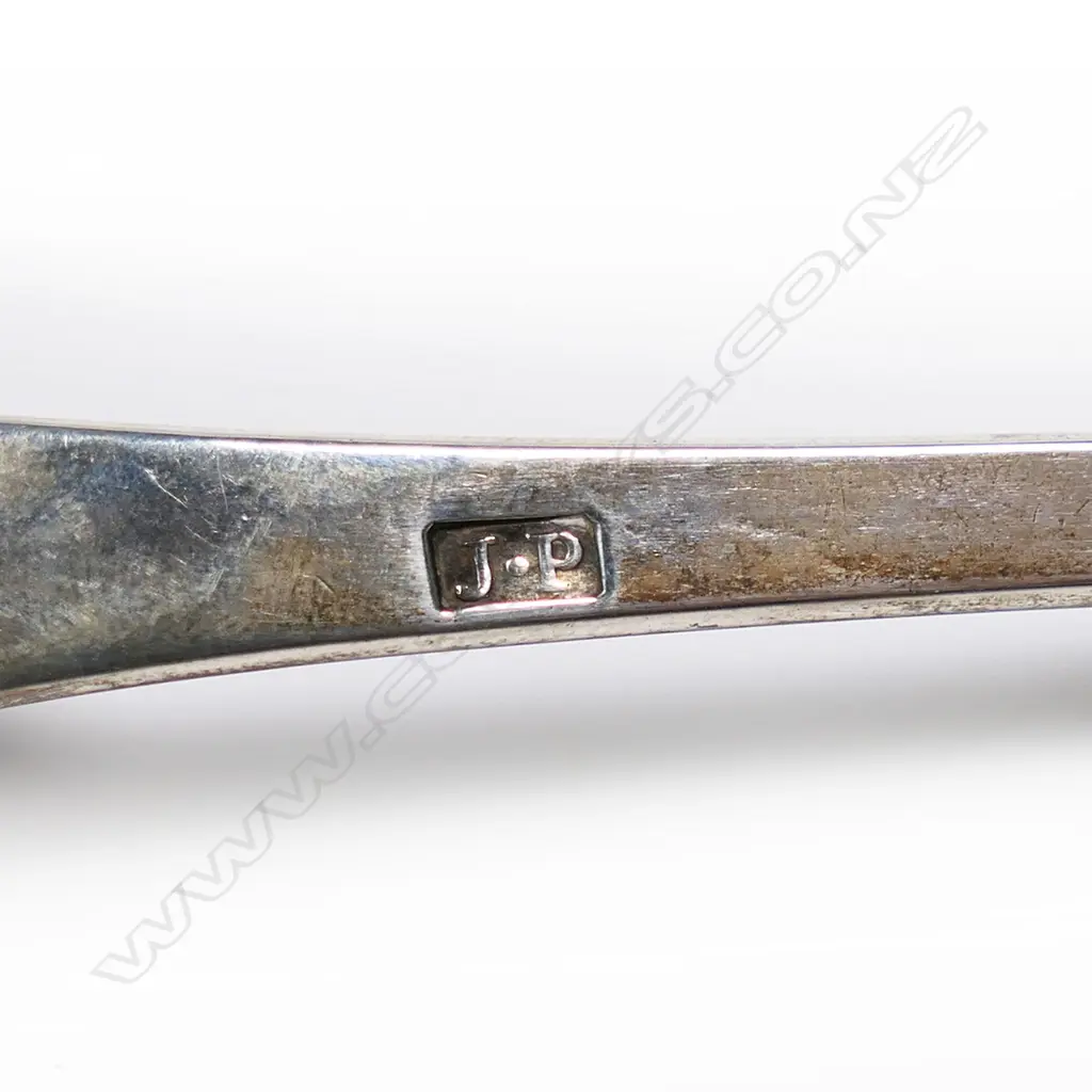 A pair of George III silver pie spoons, Image 1++