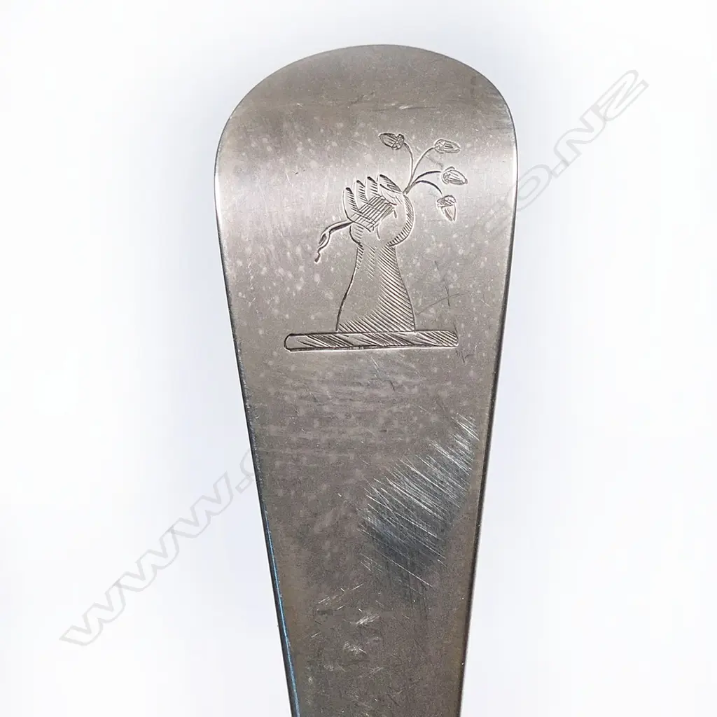 A pair of George III silver pie spoons, Image 1++