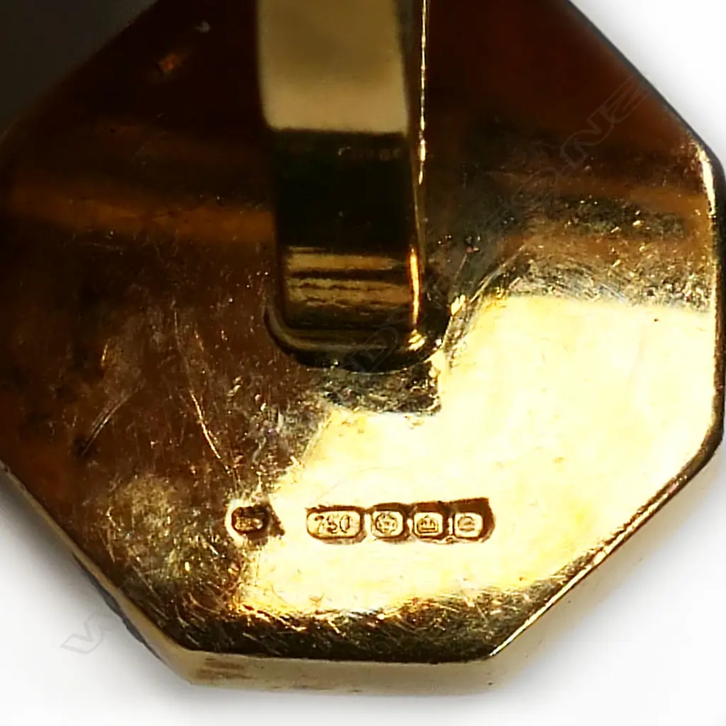 A pair of 18ct gold and ruby cuff links, Image 1++