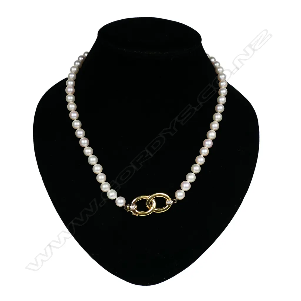 A cultured pearl necklace, Image 1++
