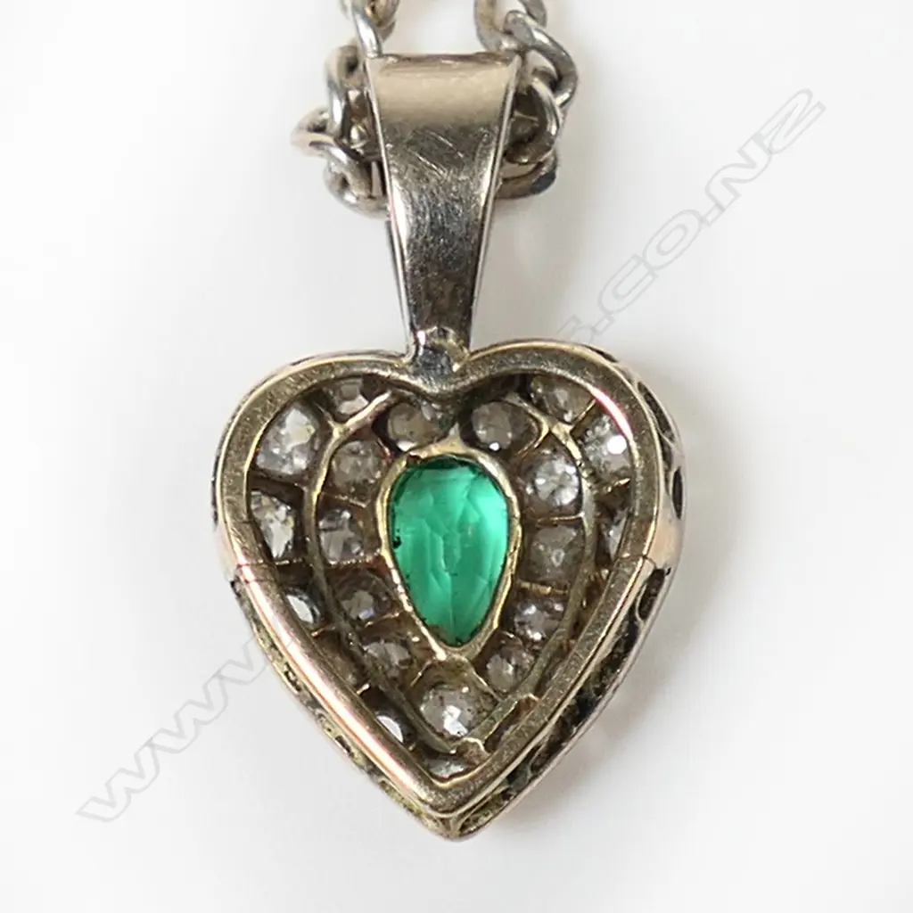 An 18ct white gold emerald and diamond necklace, Image 1++