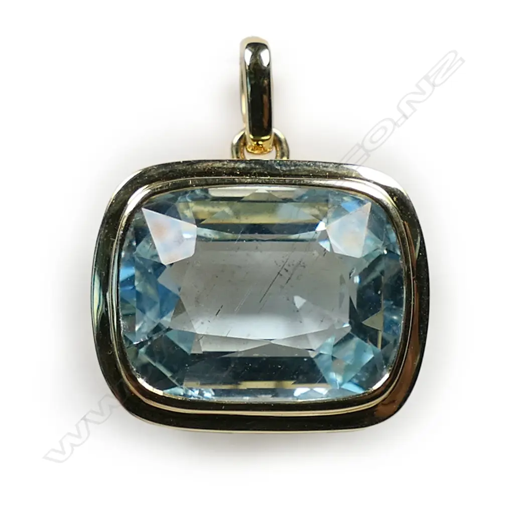 An 18ct gold and aquamarine pendant, Image 1++