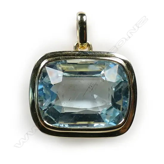 An 18ct gold and aquamarine pendant,