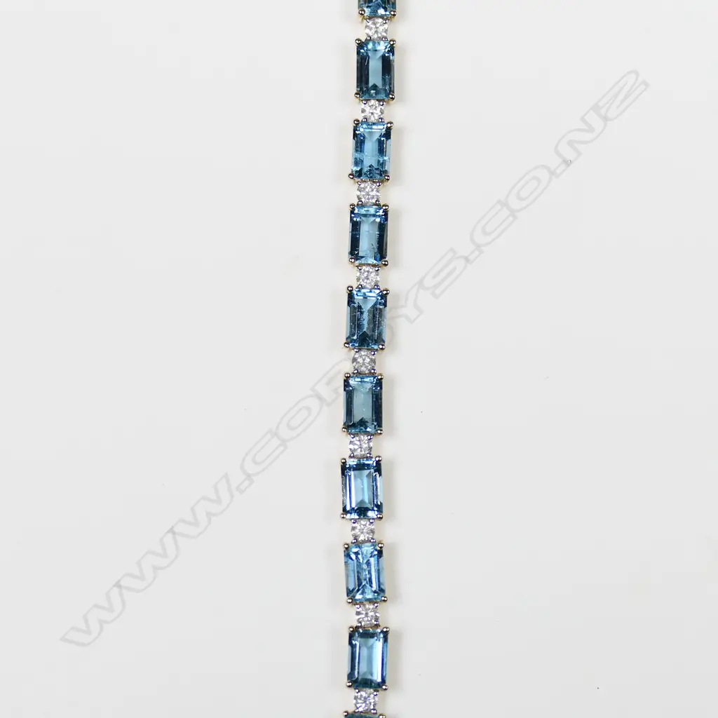 A 14ct gold aquamarine and diamond bracelet, Image 1++