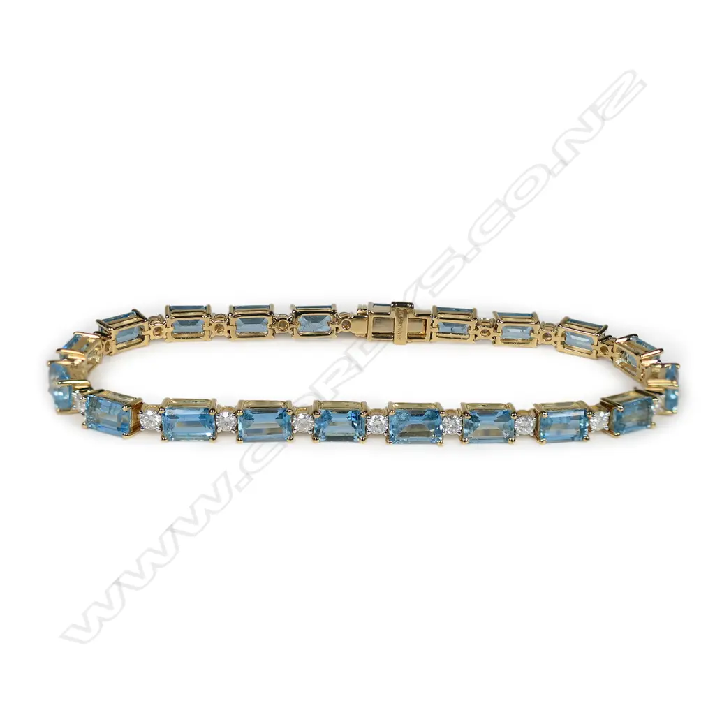 A 14ct gold aquamarine and diamond bracelet, Image 1++