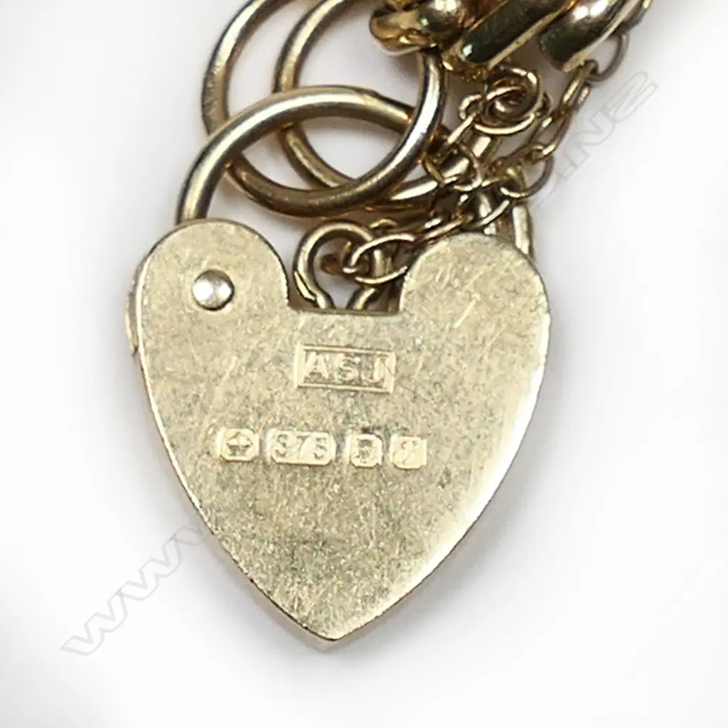 A 9ct gold gate link bracelet, Image 1++