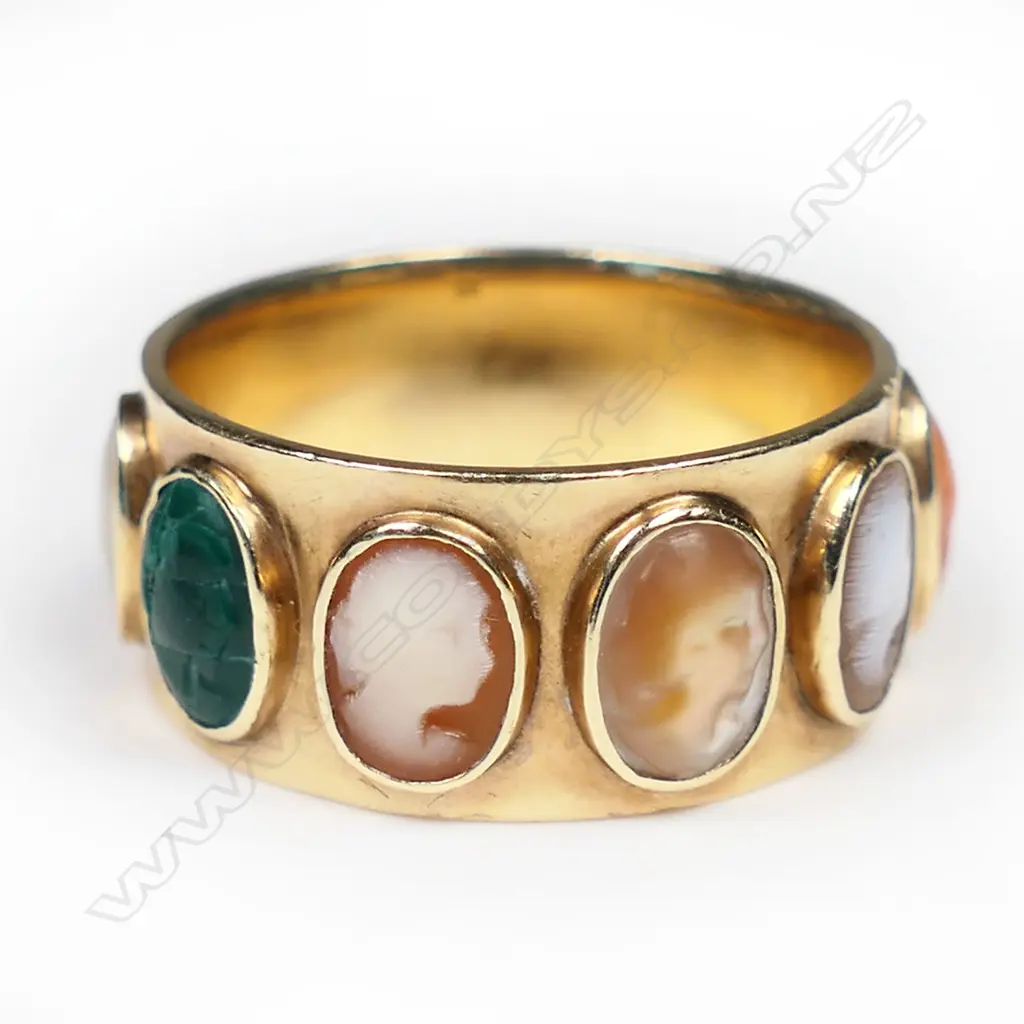 A vintage 14ct gold cameo set band, Image 1++