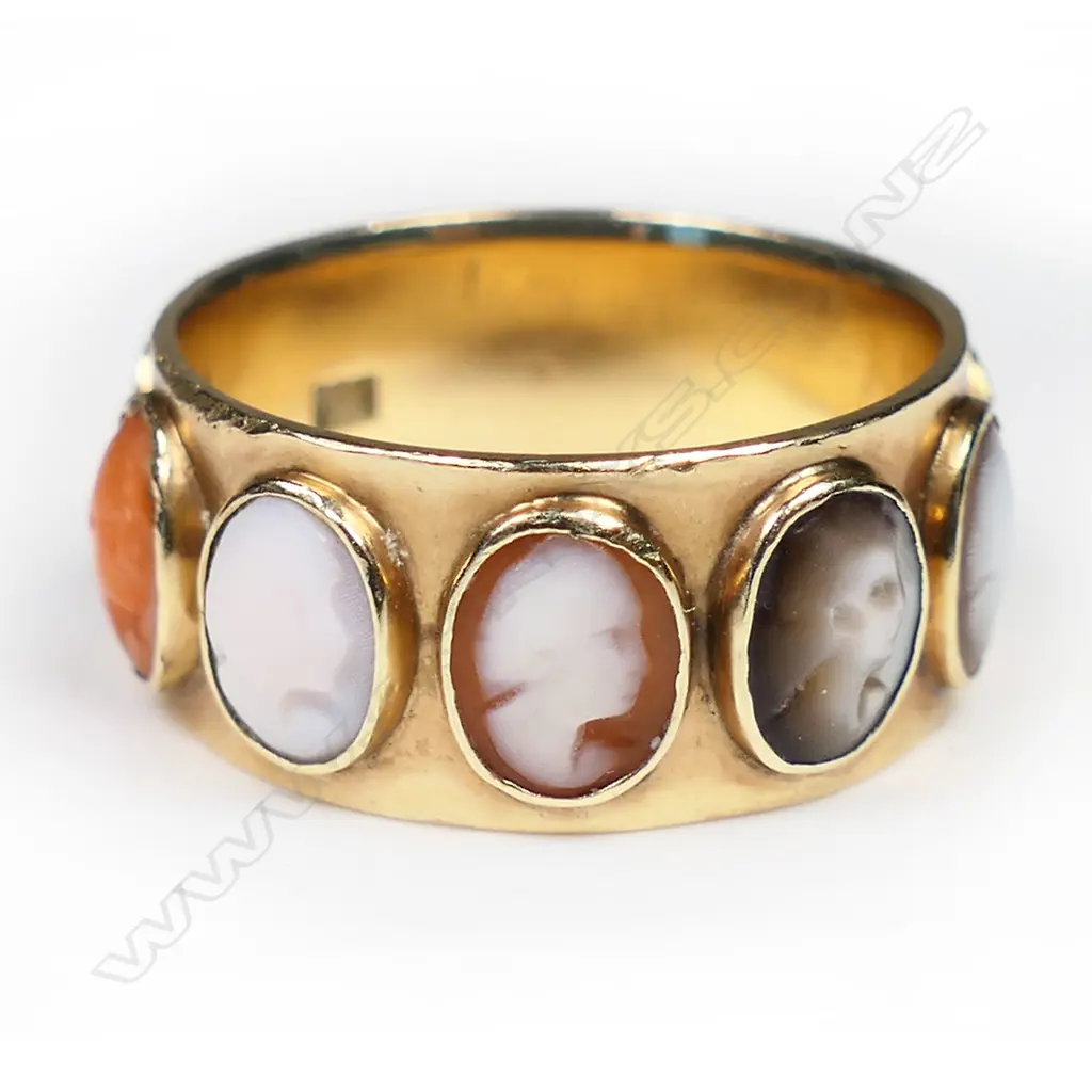 A vintage 14ct gold cameo set band, Image 1++