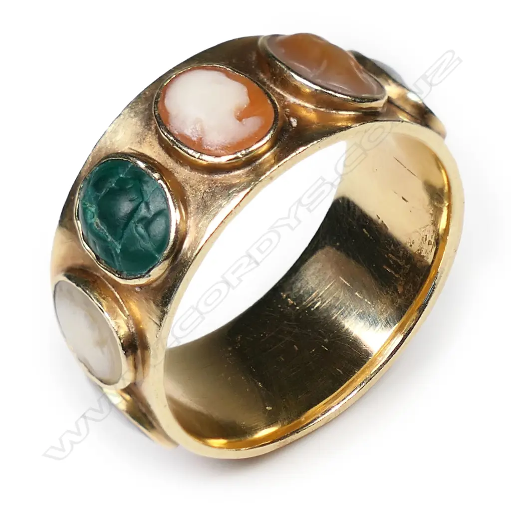 A vintage 14ct gold cameo set band, Image 1++