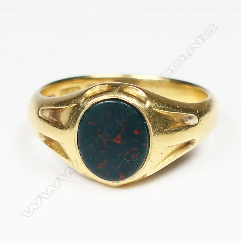 A Victorian 18ct gold and bloodstone ring, Image 1++