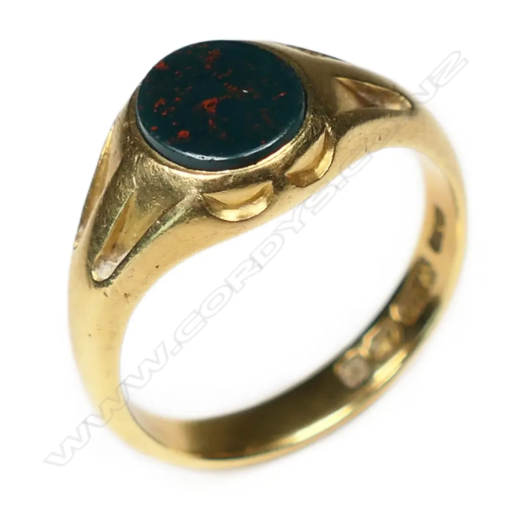 A Victorian 18ct gold and bloodstone ring, Image 1++