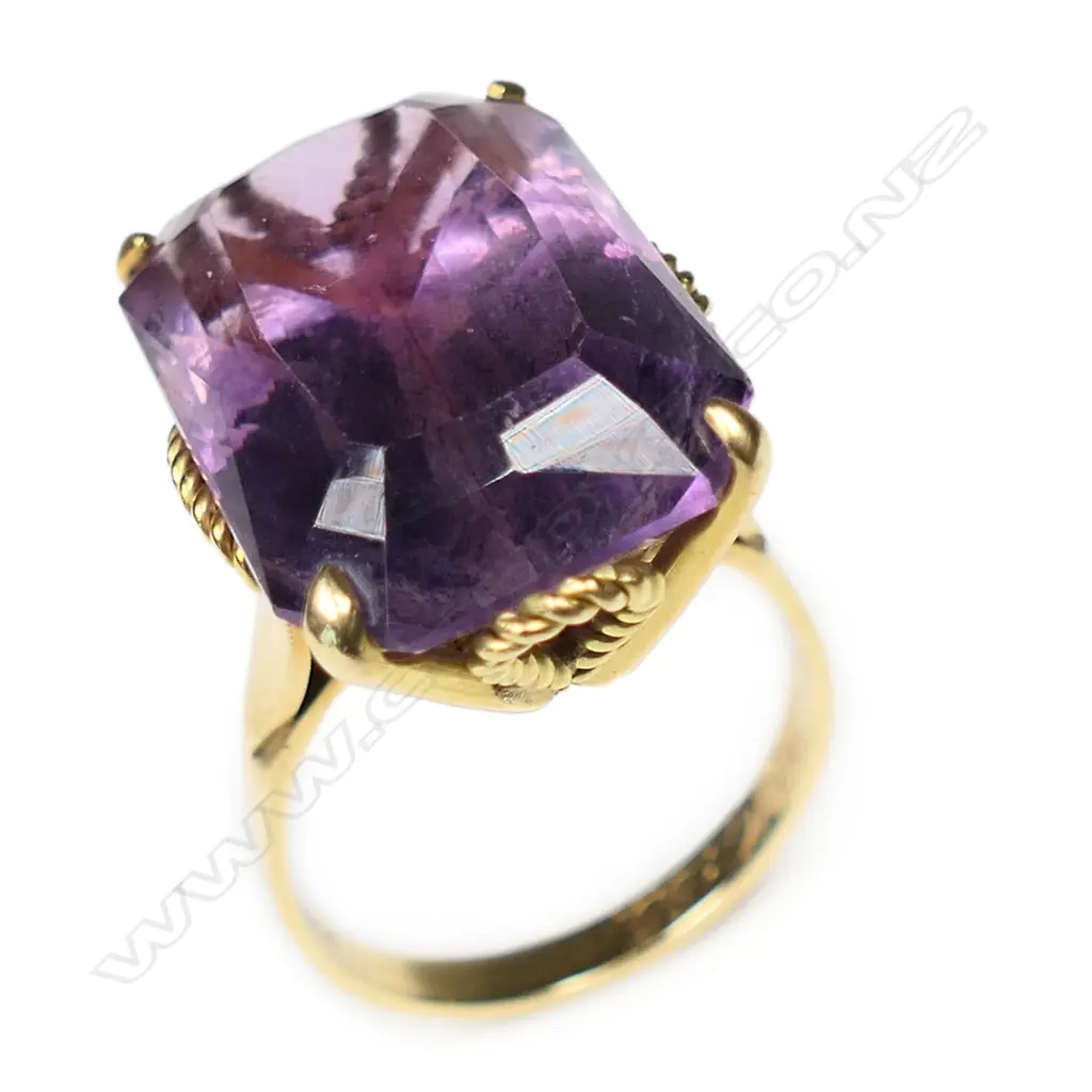 A retro 18ct gold and amethyst ring, Image 1++