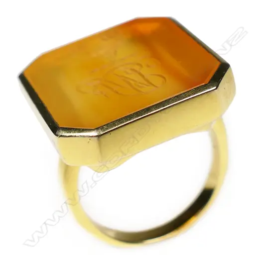 A 14ct gold and agate seal ring,