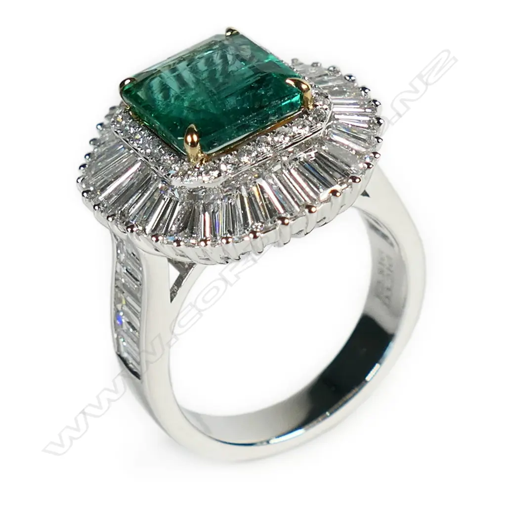 An 18ct white gold emerald and diamond ballerina ring, Image 1++