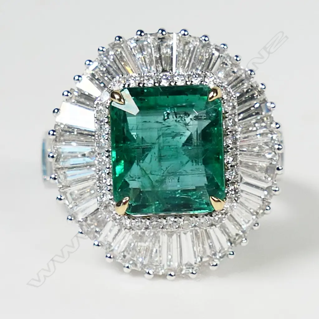 An 18ct white gold emerald and diamond ballerina ring, Image 1++