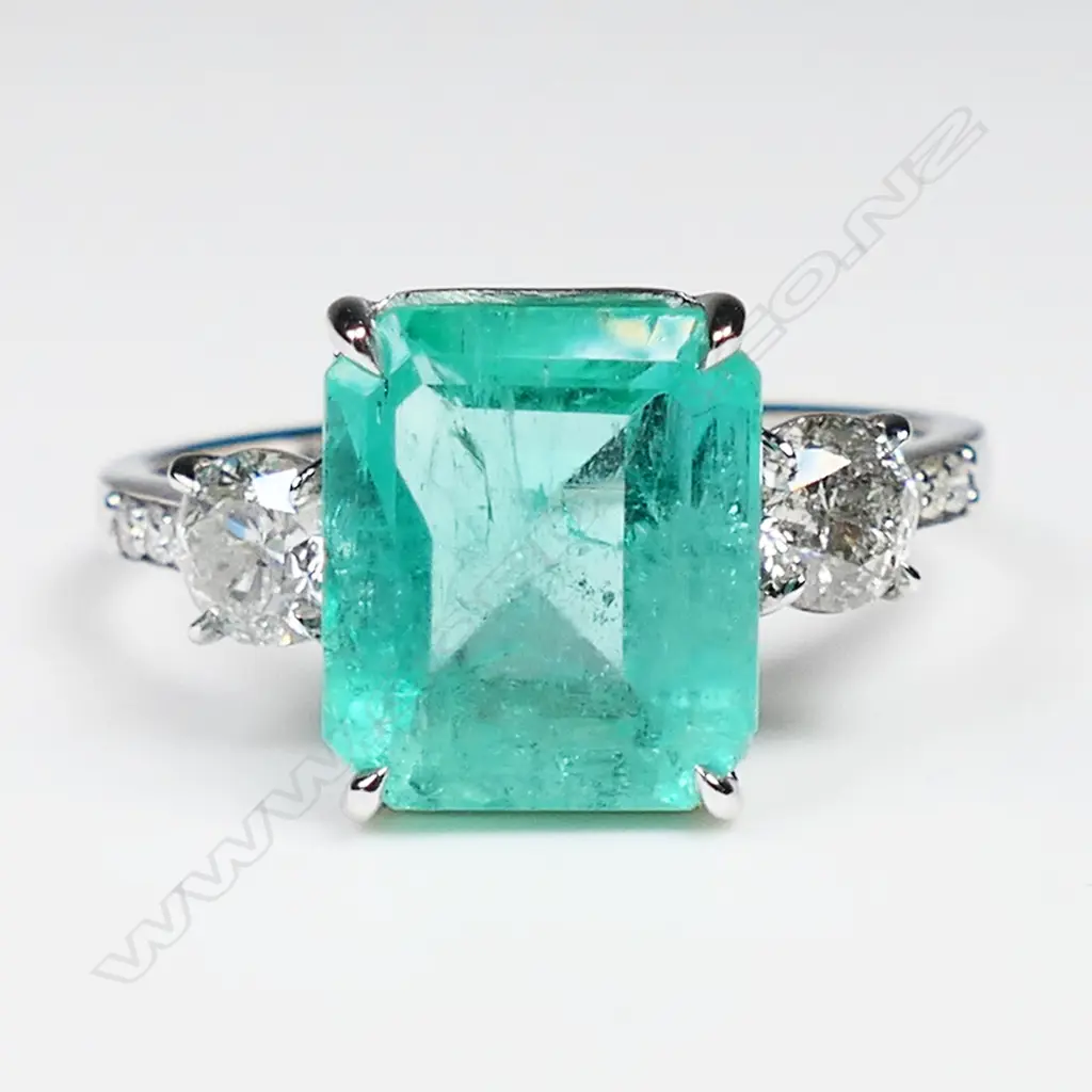 A 14ct white gold Colombian emerald and diamond ring, Image 1++