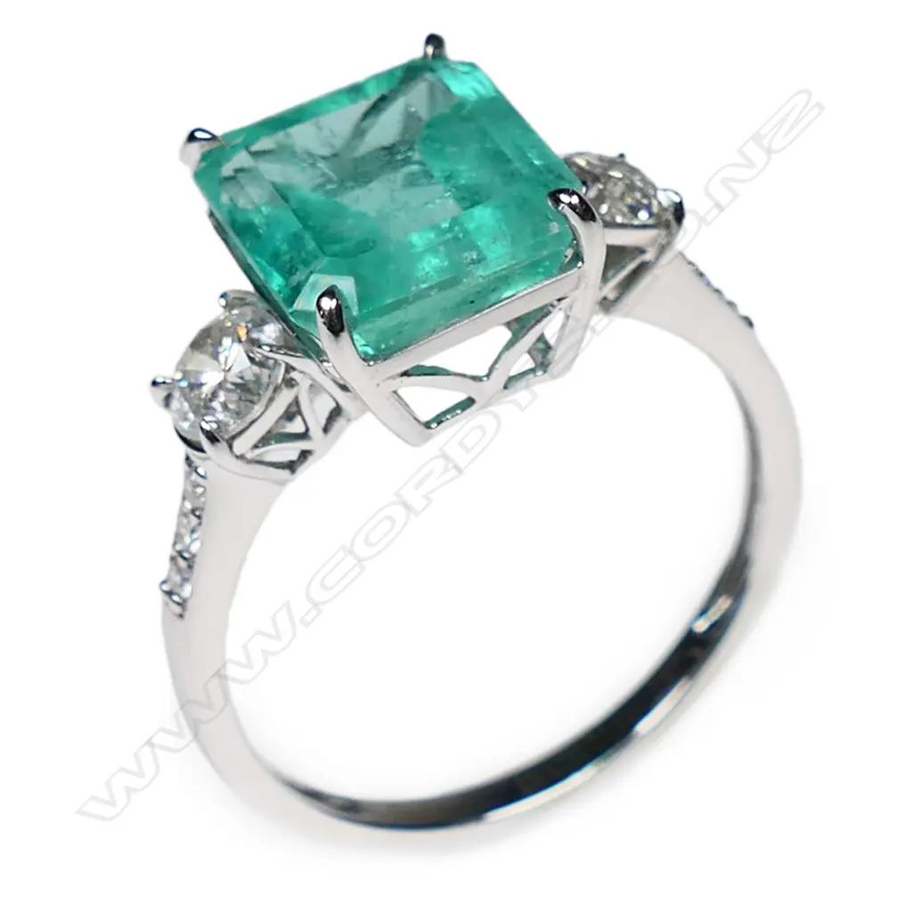 A 14ct white gold Colombian emerald and diamond ring, Image 1++