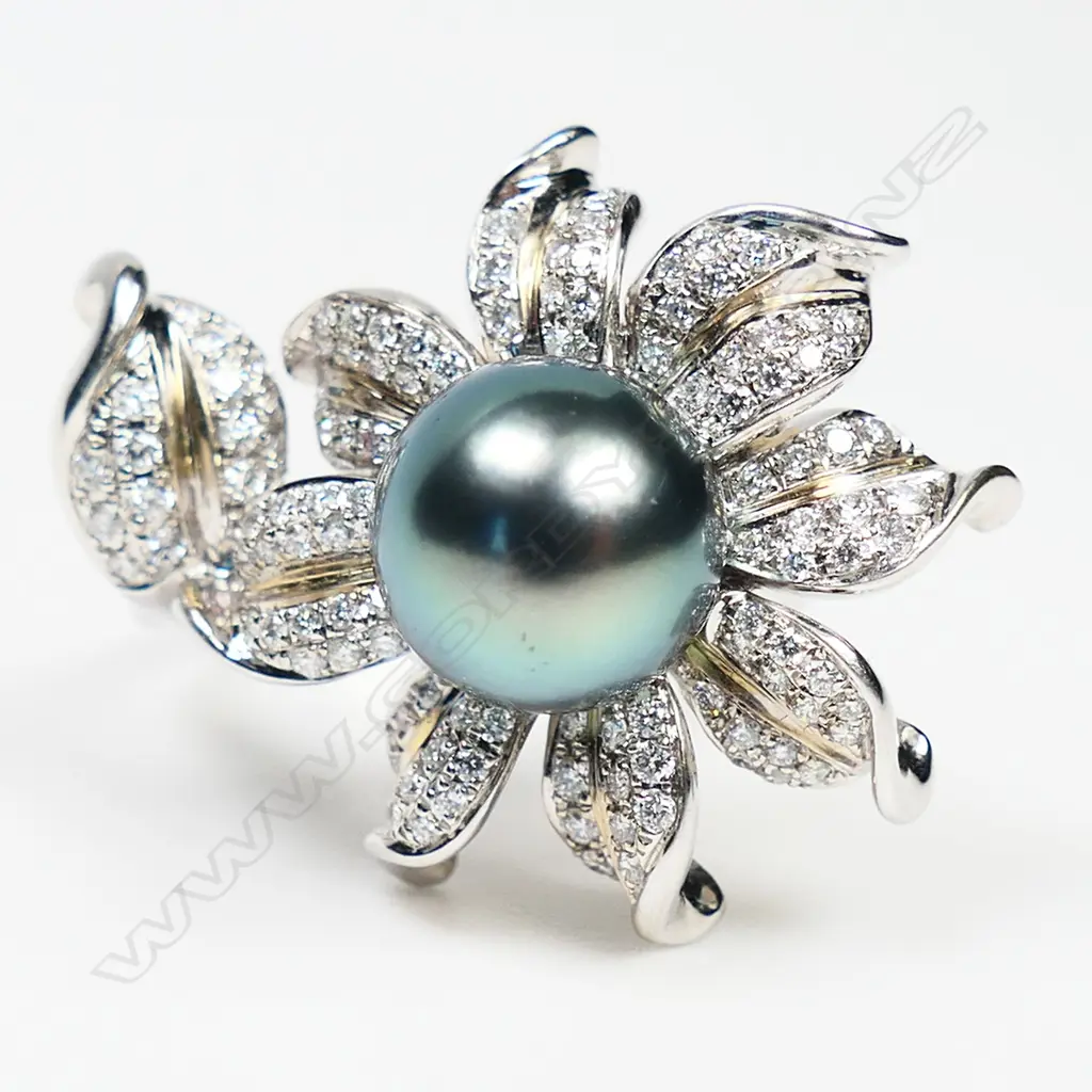 An 18ct white gold diamond and Tahitian pearl ring, Image 1++