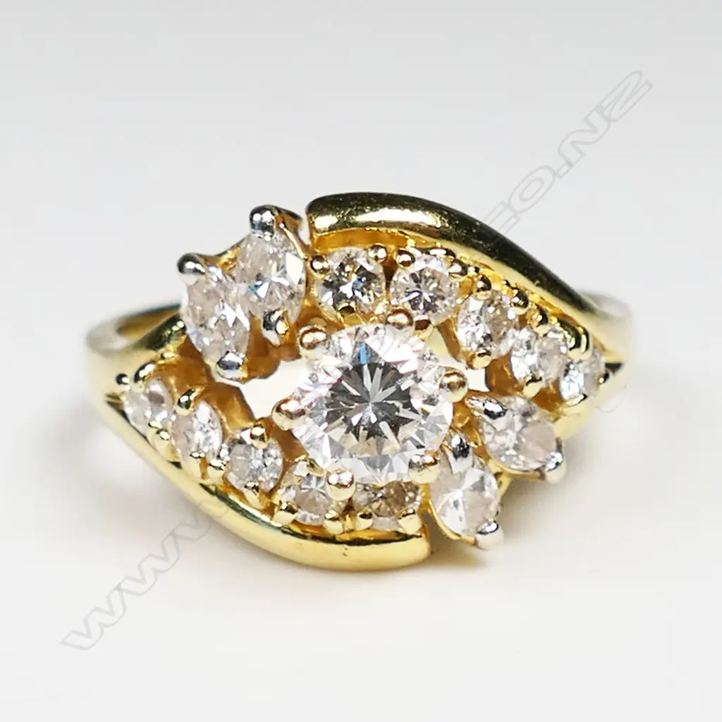 An 18ct gold antique style diamond ring, Image 1++