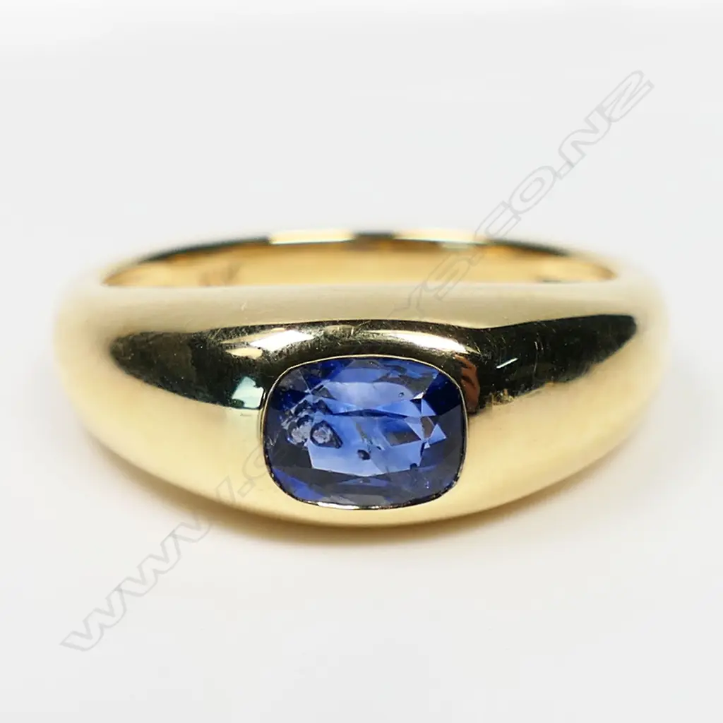 An 18ct gold and sapphire ring, Image 1++
